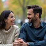 Couple souriant partageant un moment dans un parc urbain