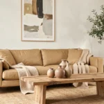 Salon scandinave moderne avec canapé en lin, vases en céramique et table basse en chêne brut pour les tendances déco actuelles